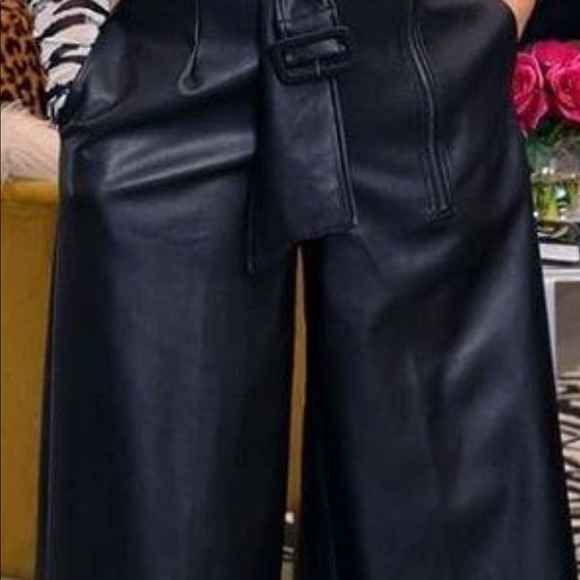 Faux wide legged pants with belt - Picture 2 of 3